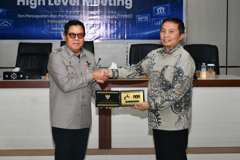 Foto Suasana Saat Bupati Drs. H. Haerul Warisin, M.Si Menerima Penghargaan Dari Deputi Ignatius Adhi Nugroho, SE, Saat High Level Meeting TP2DD Kabupaten Lombok Timur di Rupatama 1 Kantor Bupati Lombok Timur, Selasa (6/10/2026) (PKP Lotim) Foto Suasana Saat Bupati Drs. H. Haerul Warisin, M.Si Menerima Penghargaan Dari Deputi Ignatius Adhi Nugroho, SE, Saat High Level Meeting TP2DD Kabupaten Lombok Timur di Rupatama 1 Kantor Bupati Lombok Timur, Selasa (6/10/2026) (PKP Lotim)